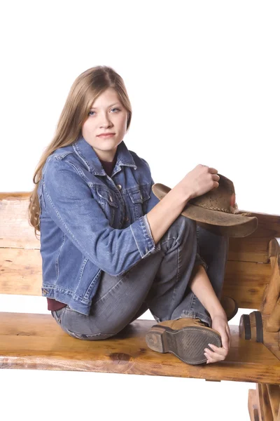 Woman on bench hat off — Stock Photo, Image