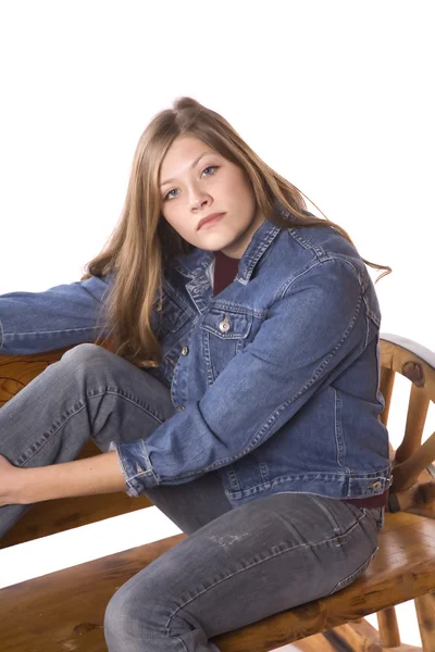 Žena na lavičce vážným výrazem — Stock fotografie