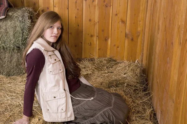 Woman on knees in hay — Stock Photo, Image