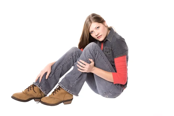 Vrouw zitten dragen denim — Stockfoto