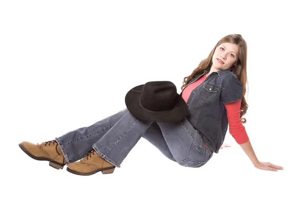 Kvinna sitter med en hatt på knä — Stockfoto