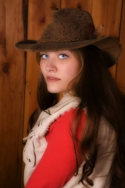 Kvinna på nära håll med brun hatt — Stockfoto
