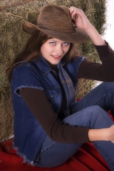 Mujer mirando con la mano en el sombrero — Foto de Stock