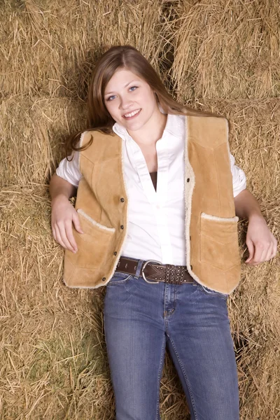 Vrouw tegen hooi glimlachen — Stockfoto