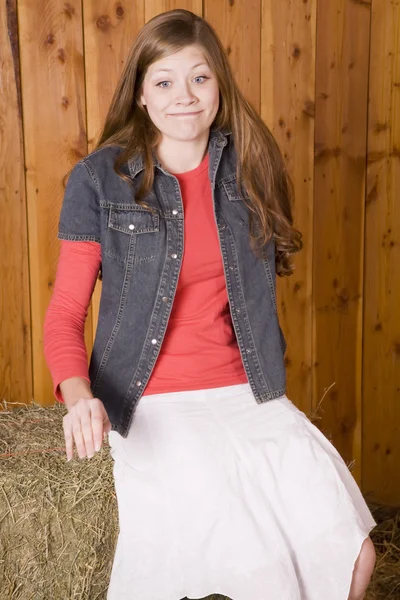 Mujer en falda blanca cara divertida — Foto de Stock