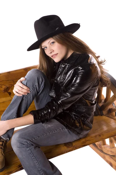 Siyah ceket ve şapka bankta kadınla — Stok fotoğraf