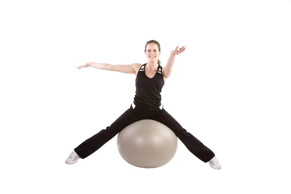 Femme faisant de l'exercice sur une balle — Photo