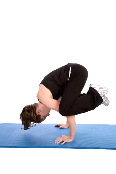 Femme faisant grue un mouvement de yoga — Photo