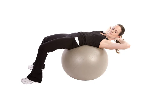 Mujer haciendo ejercicio sobre una pelota — Foto de Stock