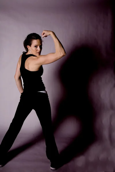 Vrouw kijken naar haar arm terwijl ze is buigen. — Stockfoto