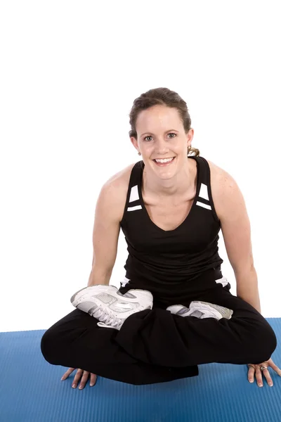 Mujer mostrando su fuerza levantando su cuerpo — Foto de Stock