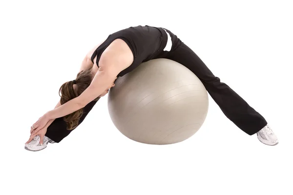 Mulher se exercitando em uma bola — Fotografia de Stock