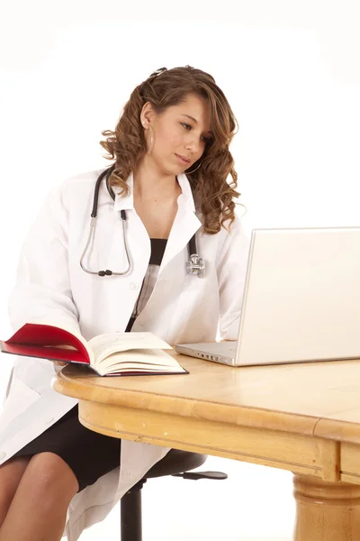 Guardando in libro medico — Foto Stock