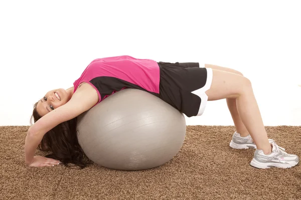 Mujer fitness pelota vuelta sonrisa —  Fotos de Stock