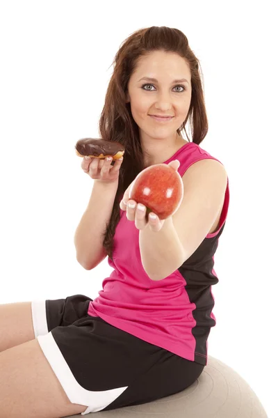 Frau Fitness Hand Apfel halten Donut — Stockfoto