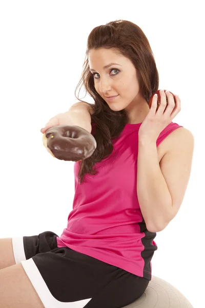 Vrouw fitness hand donut houden apple — Stockfoto