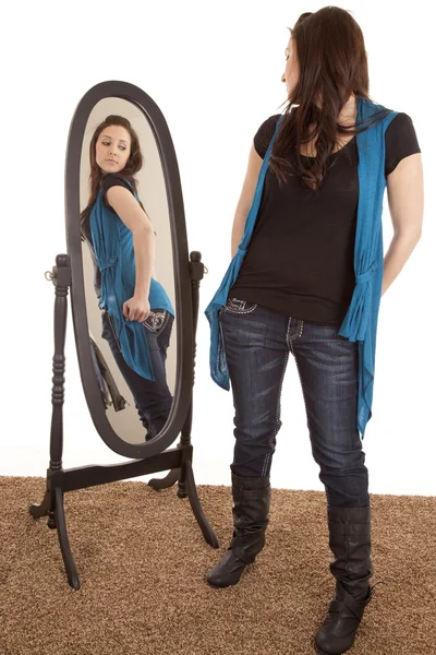 Frau sieht sich selbst im Spiegel an — Stockfoto