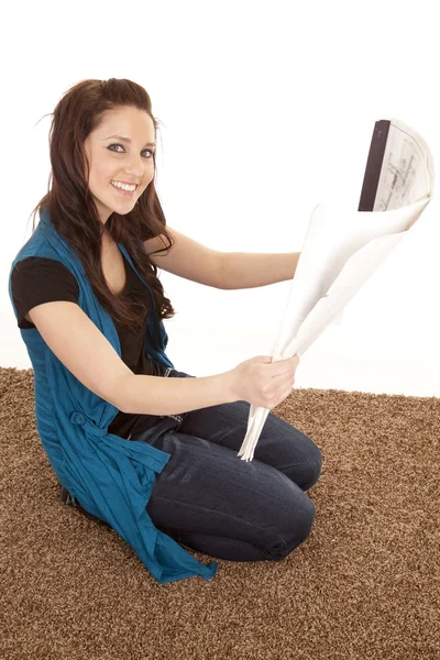 Kobieta na dywanie, patrząc na plany — Zdjęcie stockowe
