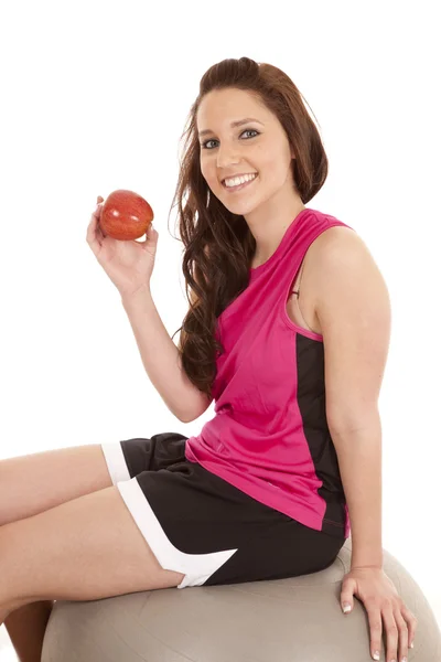 Mujer en la pelota de fitness con manzana — Foto de Stock