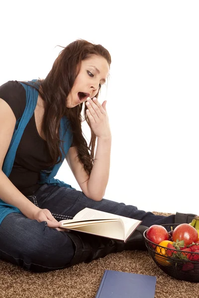 Mujer sentarse libro de frutas cansado —  Fotos de Stock