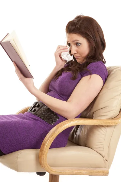 Kobieta po stronie widok smutny czytanie tkanki — Zdjęcie stockowe