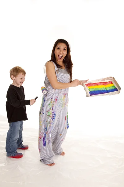 Junge überrollt Frau mit Farbe — Stockfoto