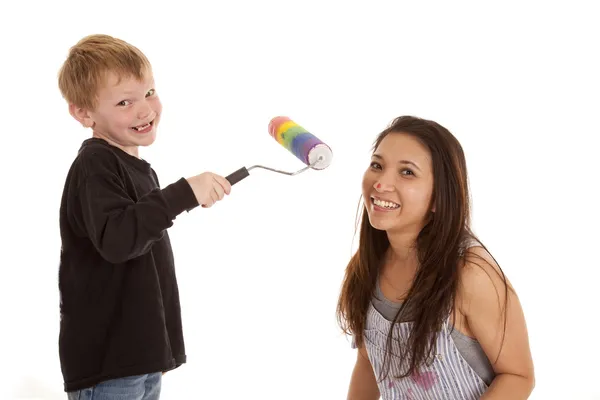 Ragazzo con rullo di vernice faccia donna — Foto Stock