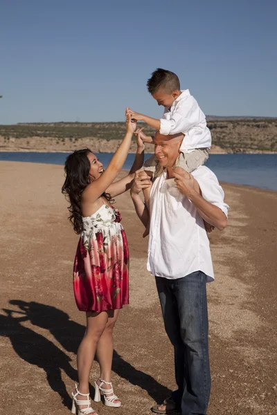 Família ombros menino — Fotografia de Stock