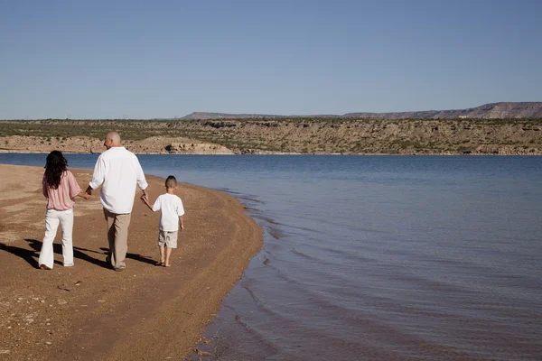 Familjen gå bort på stranden — Stockfoto