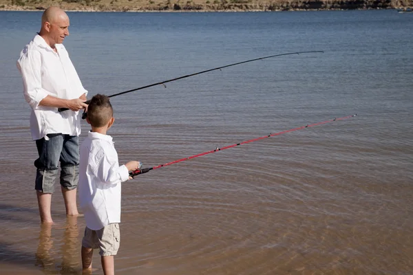 父亲的儿子捕鱼侧视图 — 图库照片
