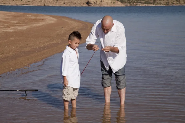 Père enseigner fils poisson — Photo