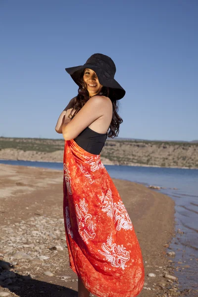 Sarong envolto na praia — Fotografia de Stock