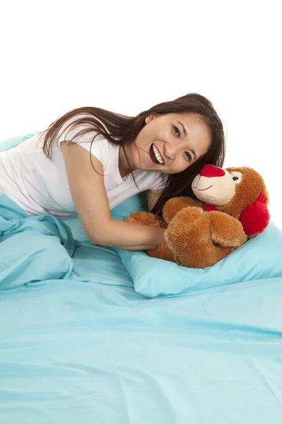 躺在床上与熊快乐的女人 — 图库照片
