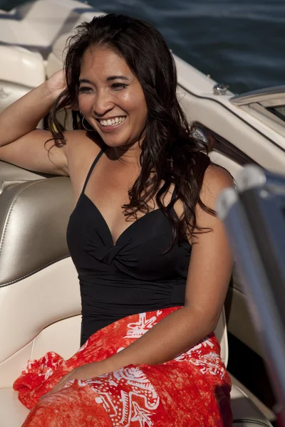 Mujer en barco sonrisa — Foto de Stock