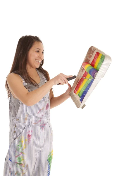 Vrouw schilderij regenboog roller — Stockfoto