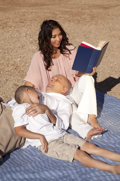 Kvinna Läs familjen sand — Stockfoto