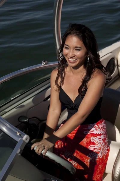 Femme sourire drving bateau — Photo