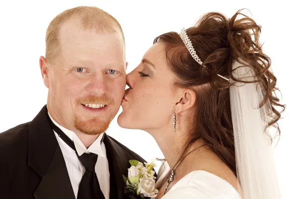 Поцілунок наречену — стокове фото