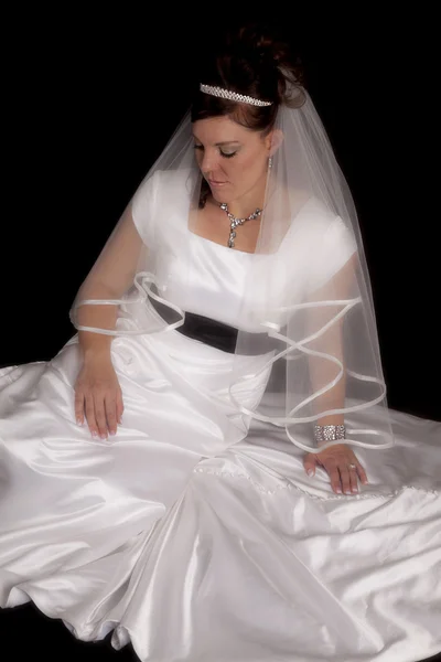 Невеста смотрит вниз — стоковое фото