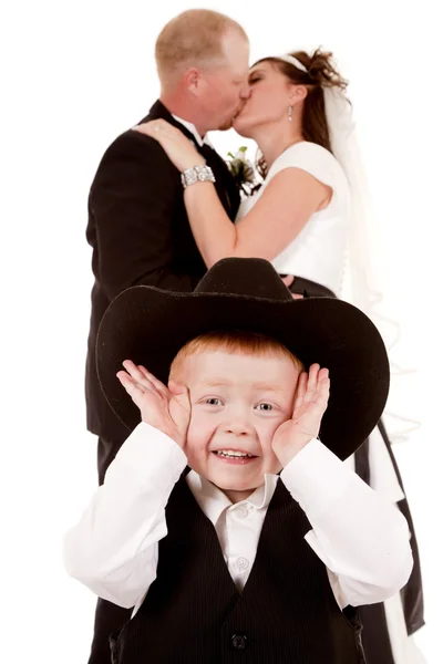 Novia y novio con niño pequeño — Foto de Stock