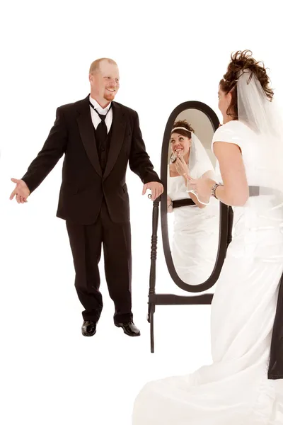 Groom attendant sur sa mariée pour finir de regarder dans le miroir . — Photo