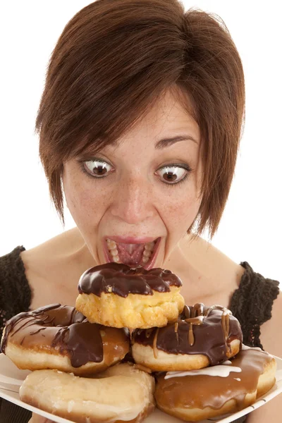 Prendre une grosse bouchée beignets — Photo