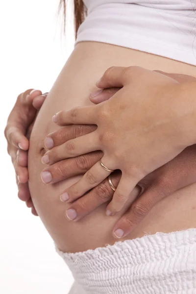 Casais mãos na barriga grávida perto — Fotografia de Stock