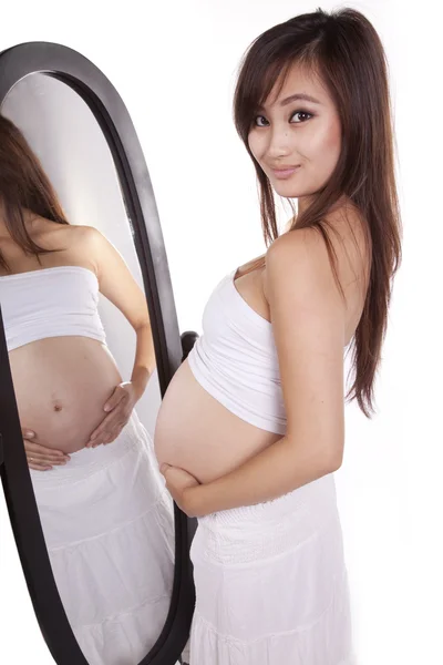 Mutlu hamile beyaz ayna — Stok fotoğraf