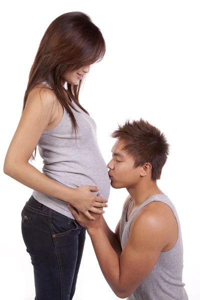 Homem beijando camisa barriga grávida — Fotografia de Stock