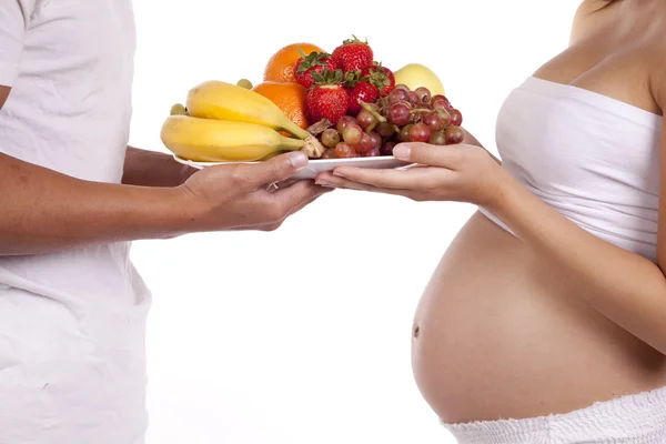 Piatto di frutta coppia incinta — Foto Stock