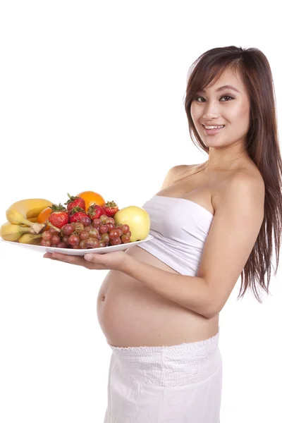 Ciąży gospodarstwa płyta owoców stojący — Zdjęcie stockowe