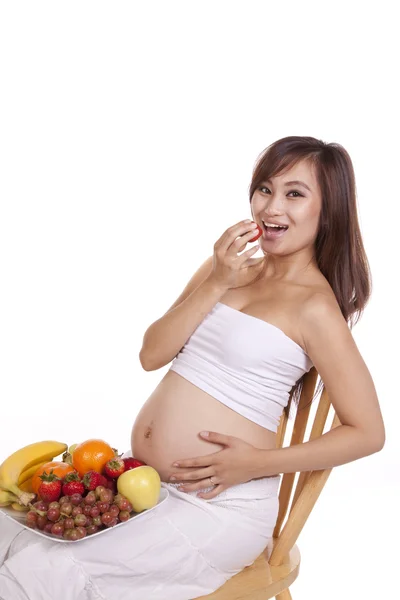 Gravid med frukt ätande — Stockfoto