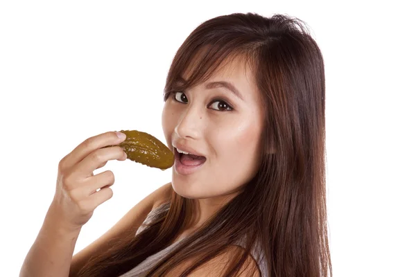 Mulher comendo um pickle — Fotografia de Stock