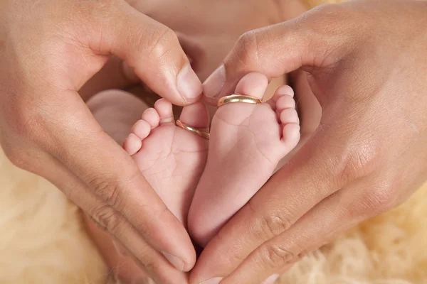 Um close-up de pequenos pés de bebê — Fotografia de Stock